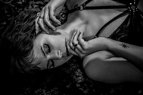 First image of the sexy gallery Anne - Darker