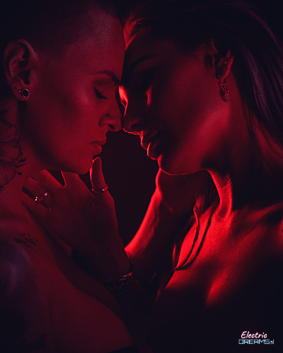 First image of the sexy gallery Miss Maya & Blonddy - Soft Waves